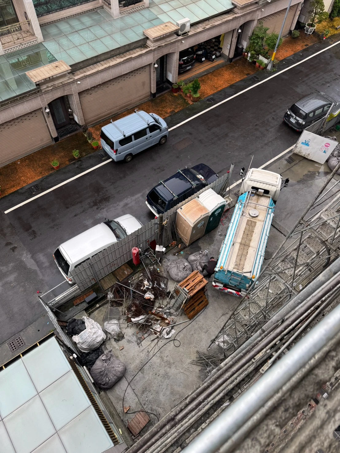 毅上豪建設公司(鳳翔案場)工作項目-高壓清洗臨房內外牆面