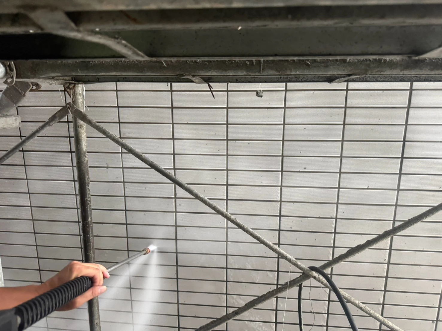 毅上豪建設公司(鳳翔案場)工作項目-高壓清洗臨房內外牆面