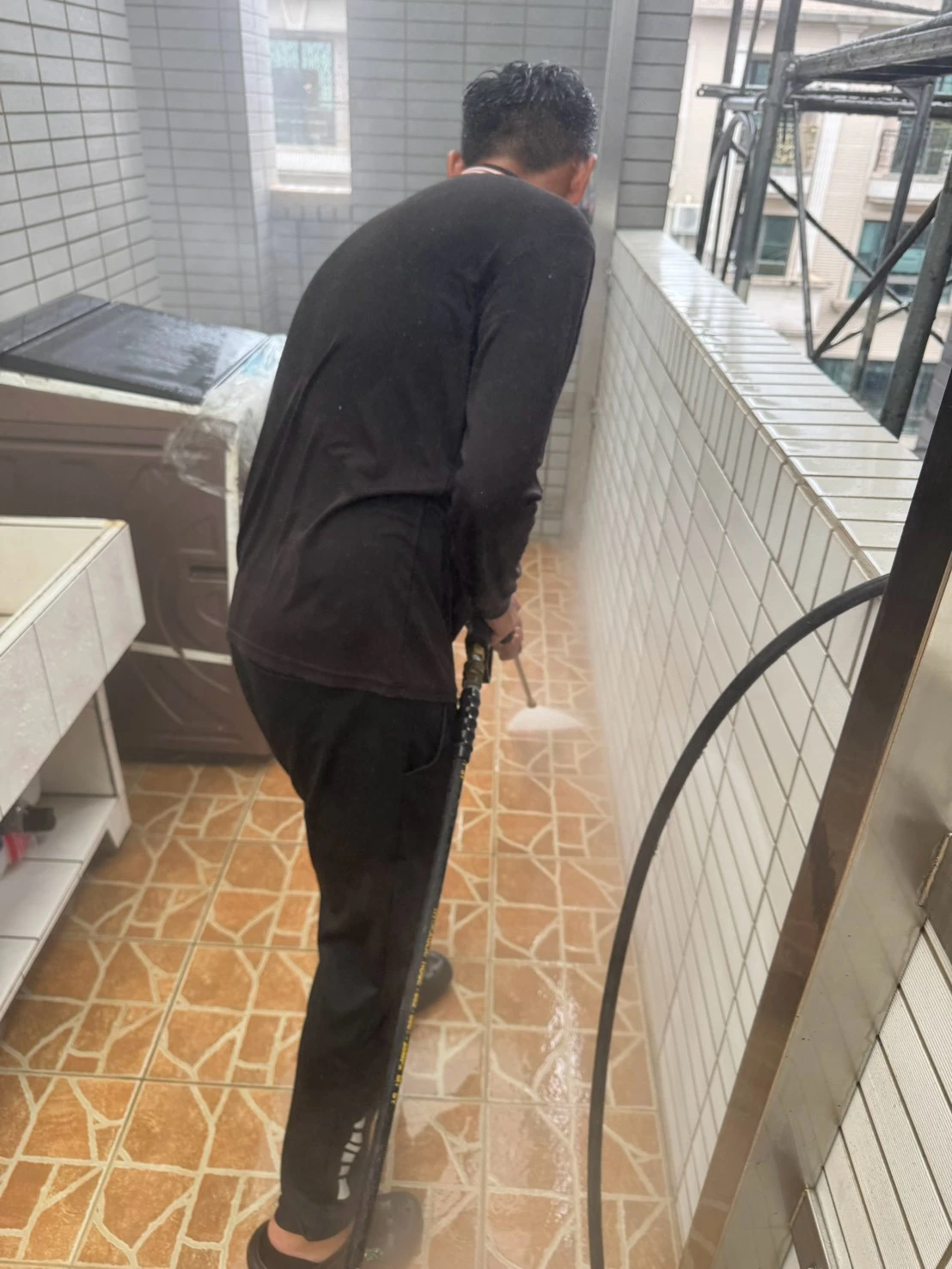 毅上豪建設公司(鳳翔案場)工作項目-高壓清洗臨房內外牆面