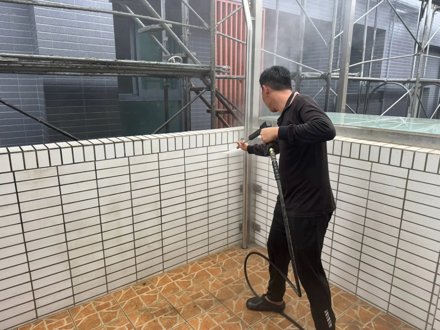 毅上豪建設公司(鳳翔案場)工作項目-高壓清洗臨房內外牆面