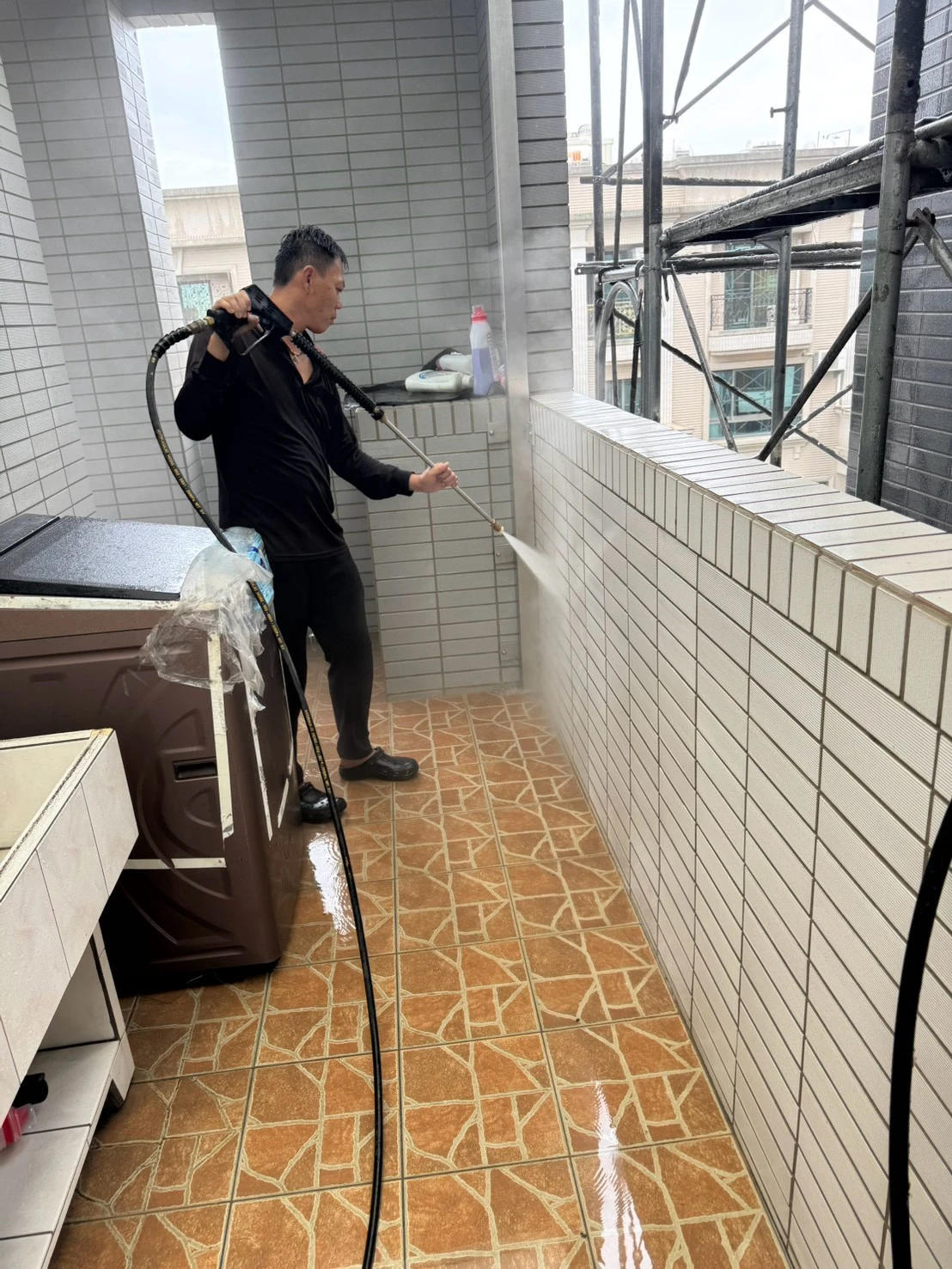 毅上豪建設公司(鳳翔案場)工作項目-高壓清洗臨房內外牆面