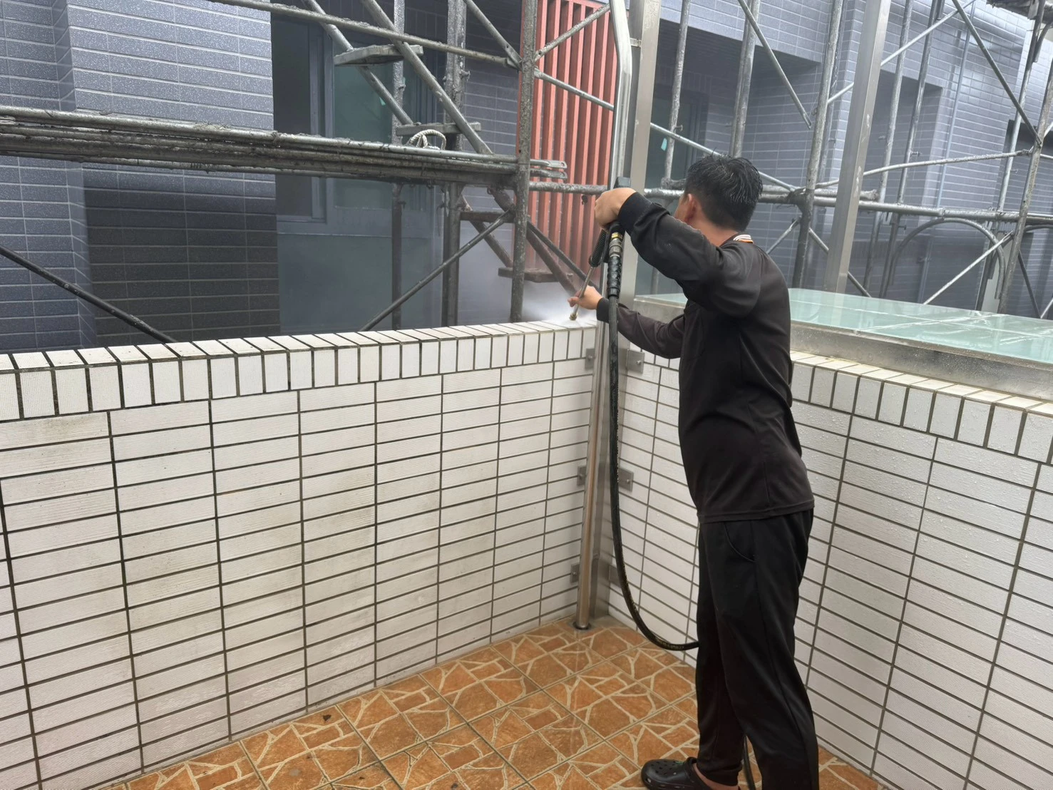 毅上豪建設公司(鳳翔案場)工作項目-高壓清洗臨房內外牆面