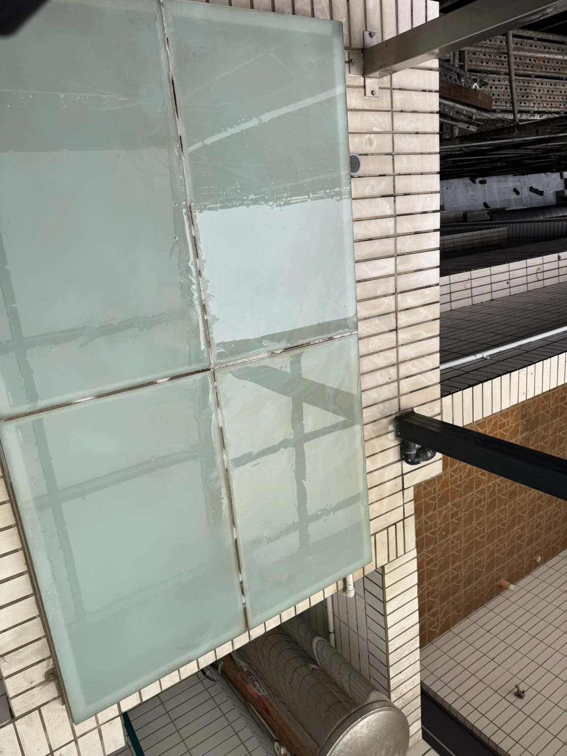 毅上豪建設公司(鳳翔案場)工作項目-高壓清洗臨房內外牆面