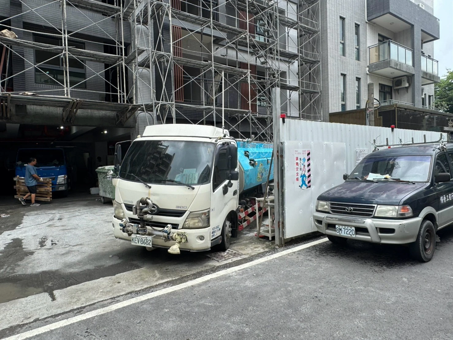 毅上豪建設公司(鳳翔案場)工作項目-高壓清洗臨房內外牆面