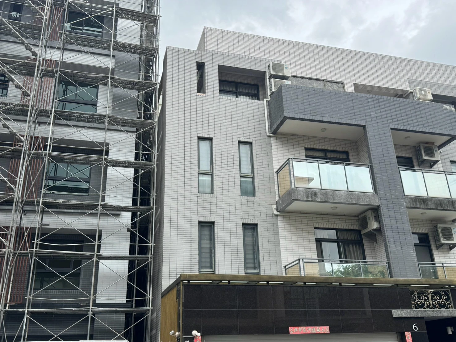 毅上豪建設公司(鳳翔案場)工作項目-高壓清洗臨房內外牆面