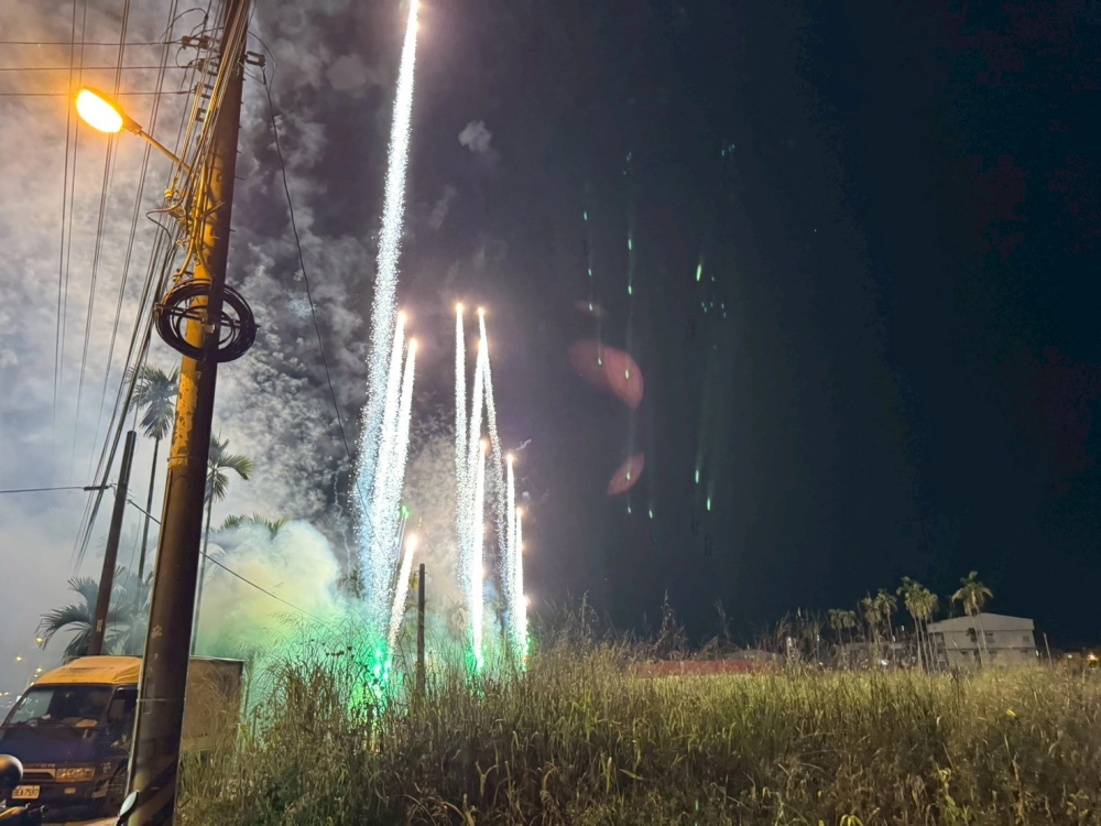 115/03/08屏東阿里港陳家土地公，平安遶境煙火拾放，預防火災灑水準備