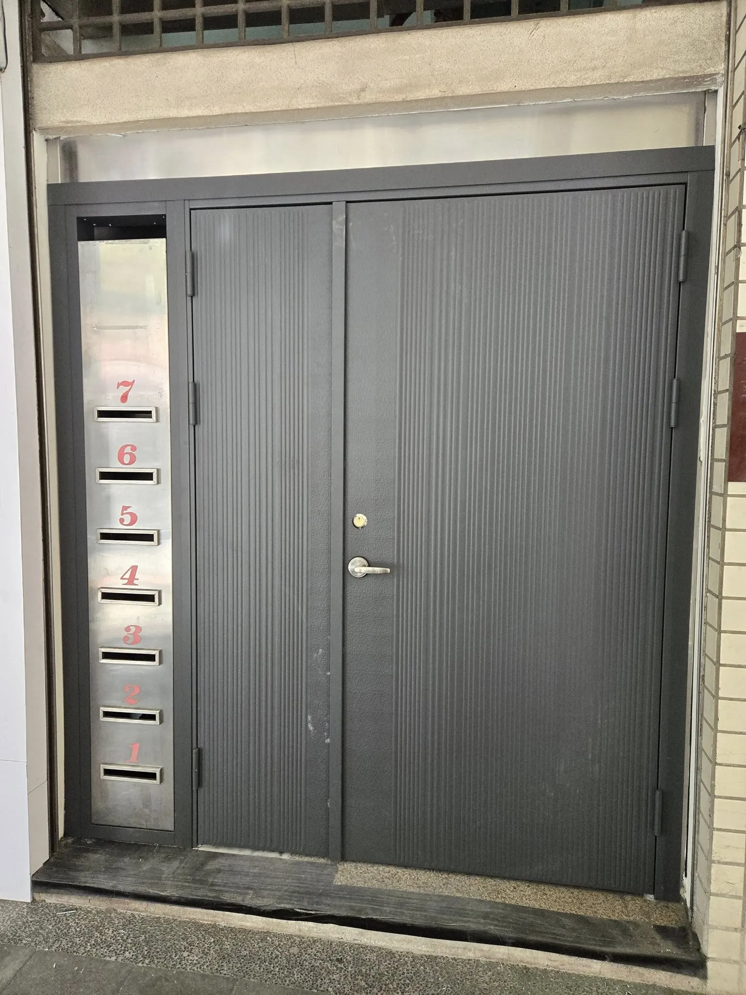 社區大門翻修。