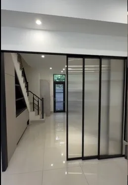 這是一個兼具「美感、機能與質感」的現代住宅設計，適合喜歡簡約風格、重視收納與燈光氛圍的人，呈現出低調卻非常有設計深度的空間特色。