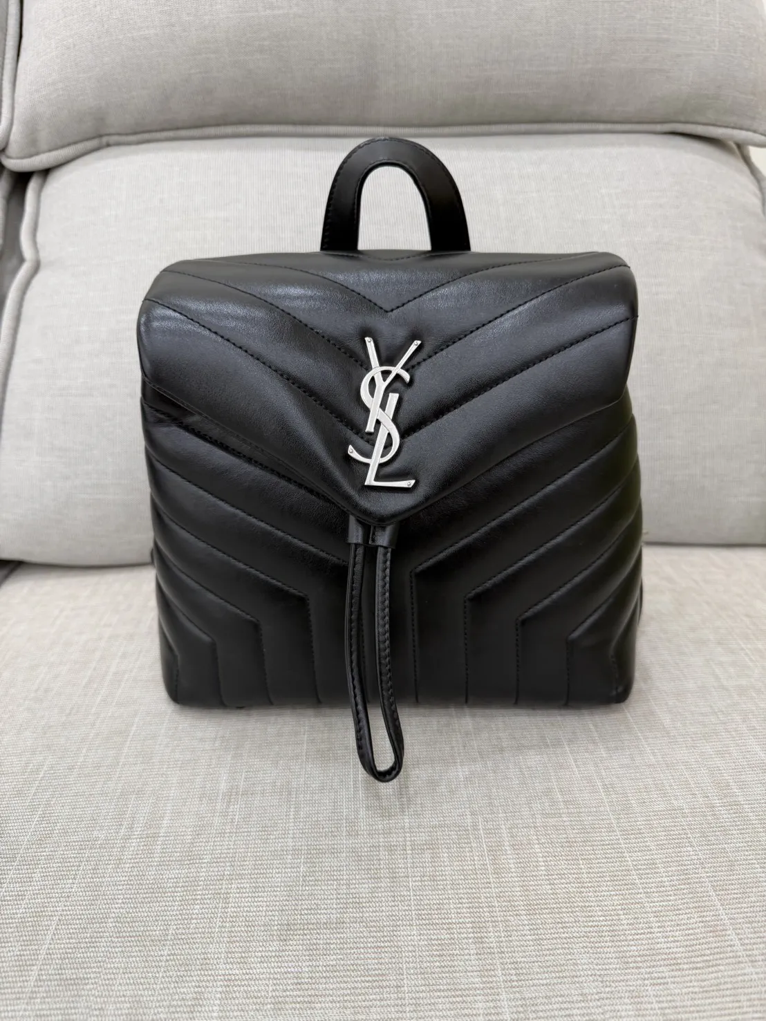 YSL聖羅蘭Loulou小羊皮V紋方胖子黑銀雙肩包