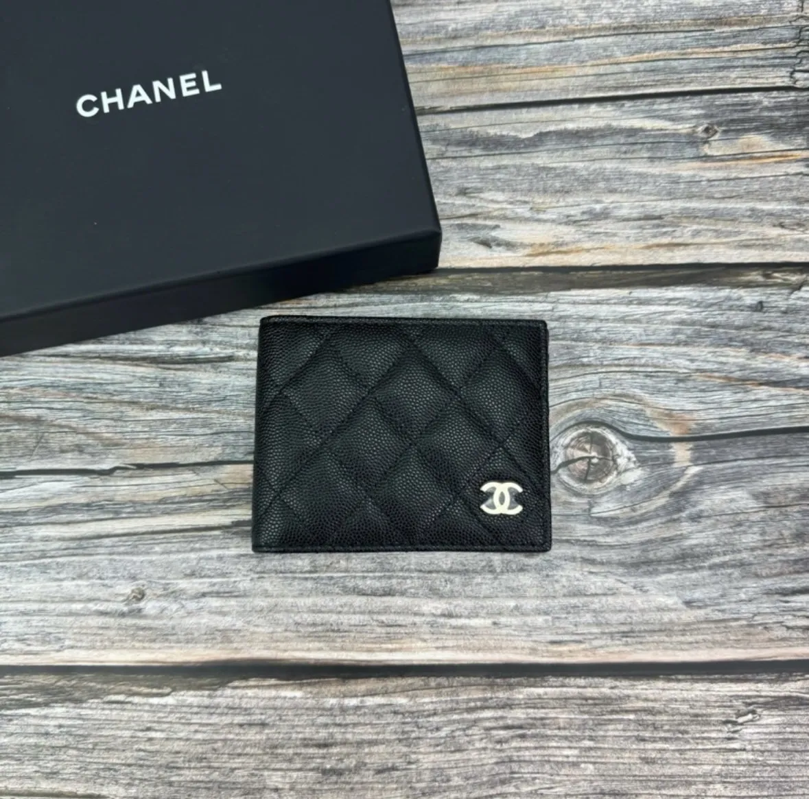 CHANEL 全新荔枝牛皮對開短夾/卡夾 黑淡金 芯片款