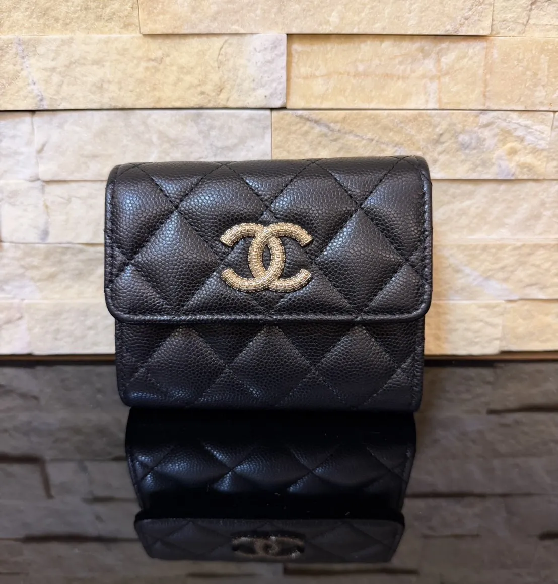 Chanel 香奈兒新款浮雕大雙C黑金牛三折短夾 芯片款