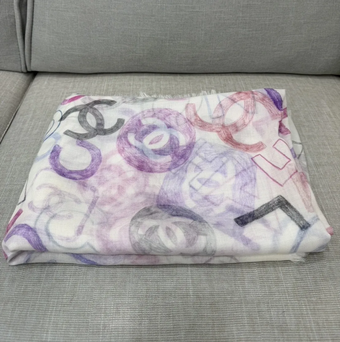 CHANEL全新 2025春夏限定塗鴉大披巾