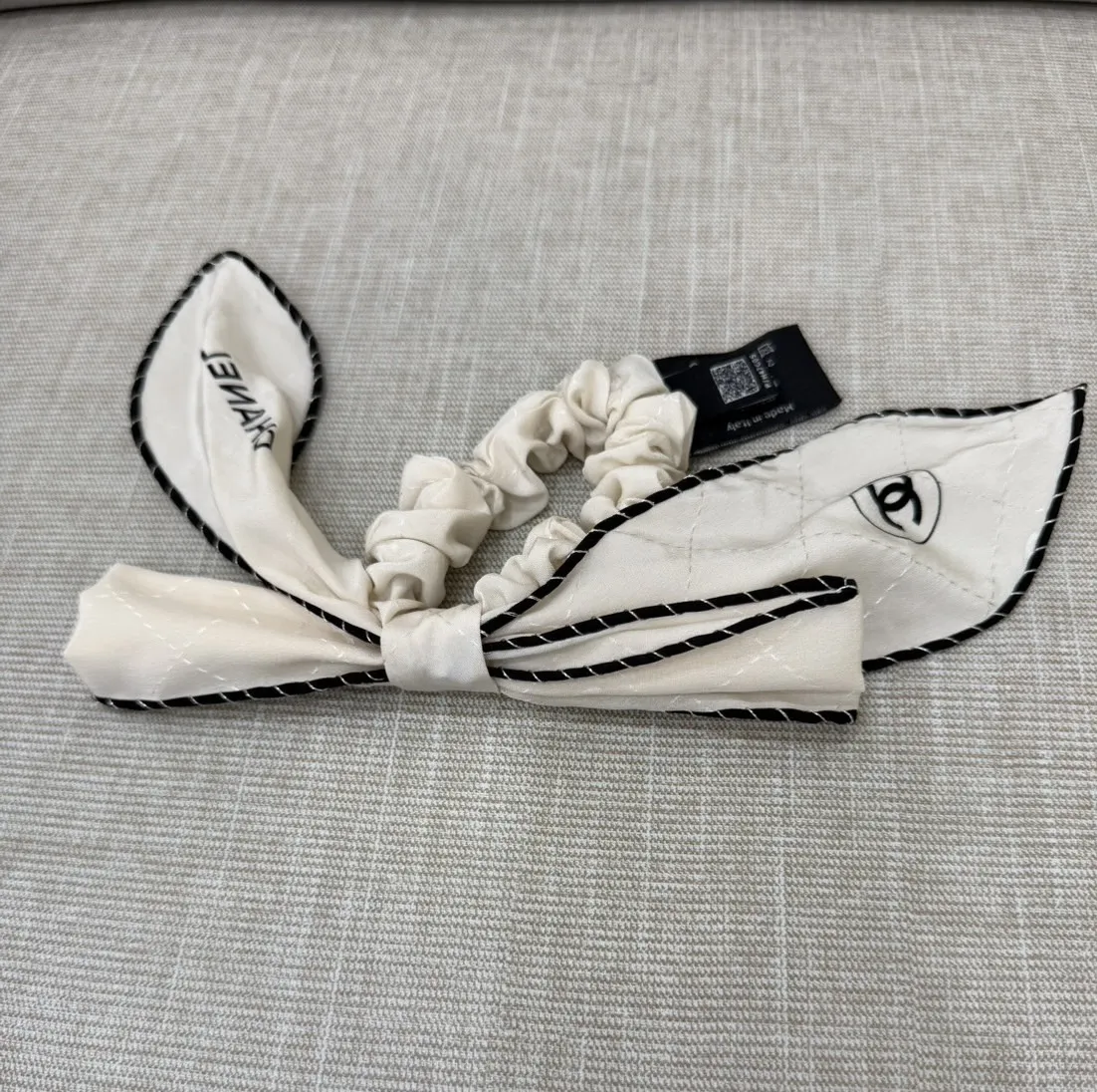 Chanel 經典雙C 蝴蝶結 真絲髮圈/髮束/手環 (白色 x 黑色斜紋邊)