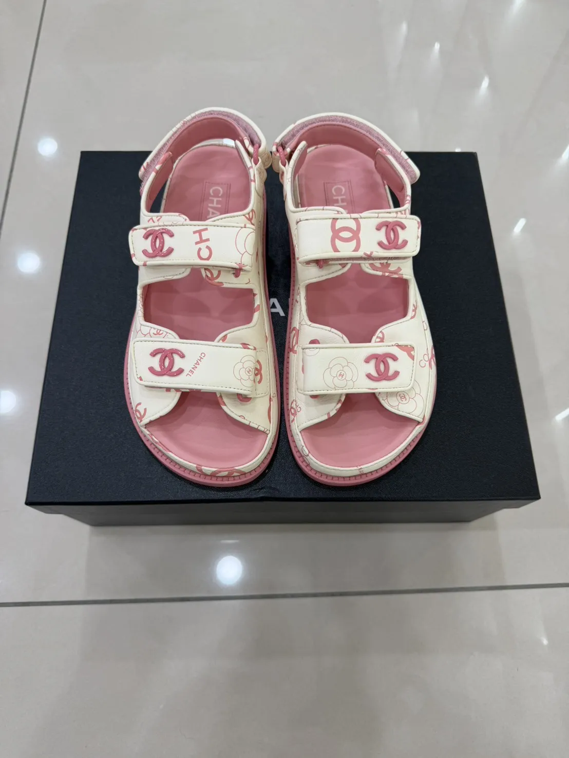 CHANEL 經典雙C LOGO 魔術貼涼鞋 粉/白 尺碼：36