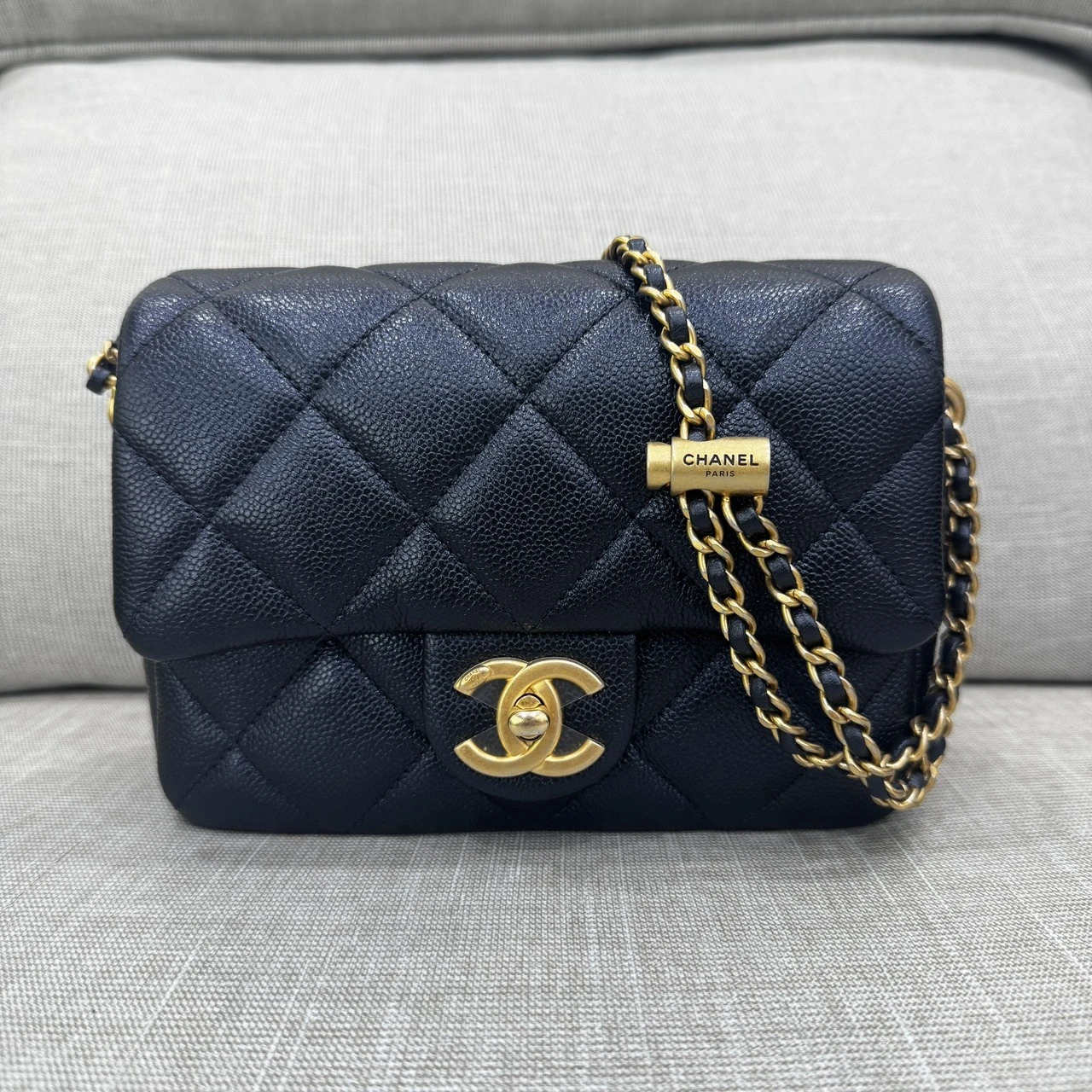 Chanel風衣調節扣荔枝方胖 黑色 芯片款