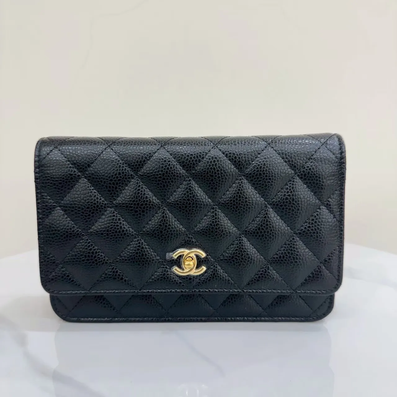 Chanel 全新 WOC 黑金荔枝牛皮 新款旋轉扣