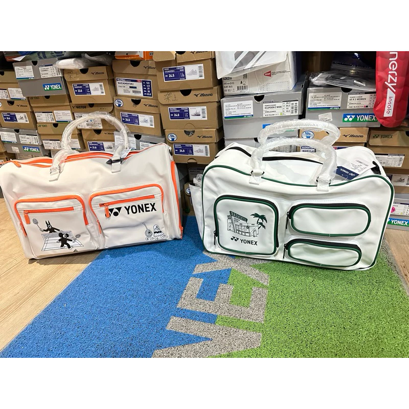 可愛國際版YONEX 橘色畫家聯名款 球包球袋側背月亮包。後背包。橢圓後背側背兩用球袋／側背梯型包