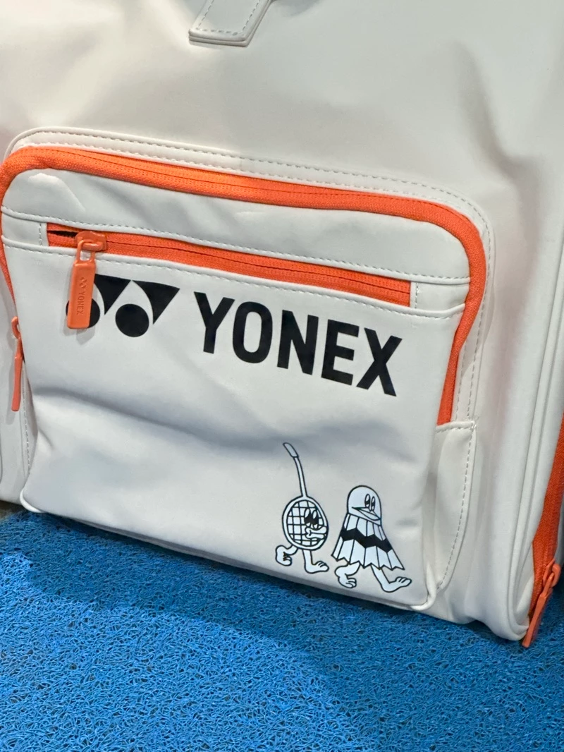 可愛國際版YONEX 橘色畫家聯名款 球包球袋側背月亮包。後背包。橢圓後背側背兩用球袋／側背梯型包