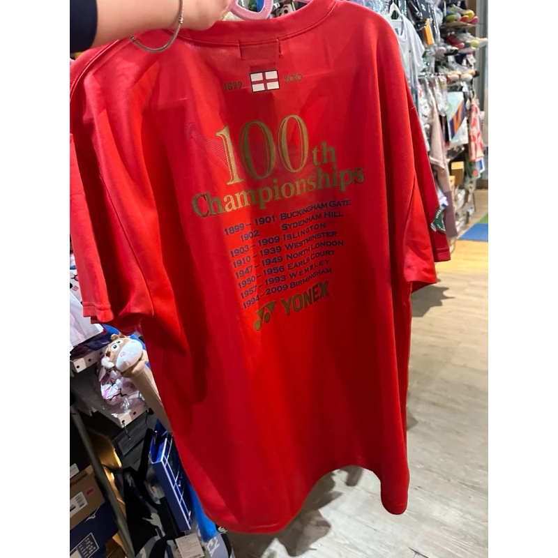 Yonex 2010全英百週年紀念T恤100th 顏色：藍、黑、紅