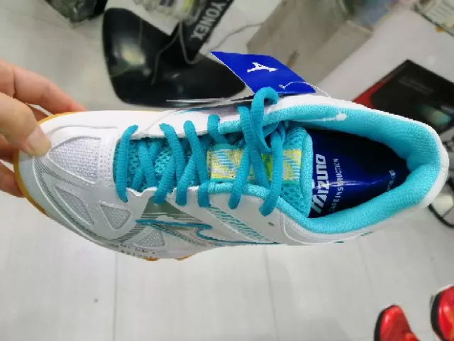 新品上市【美津濃MIZUNO】WAVE SMASH 女款羽球鞋-白湖藍