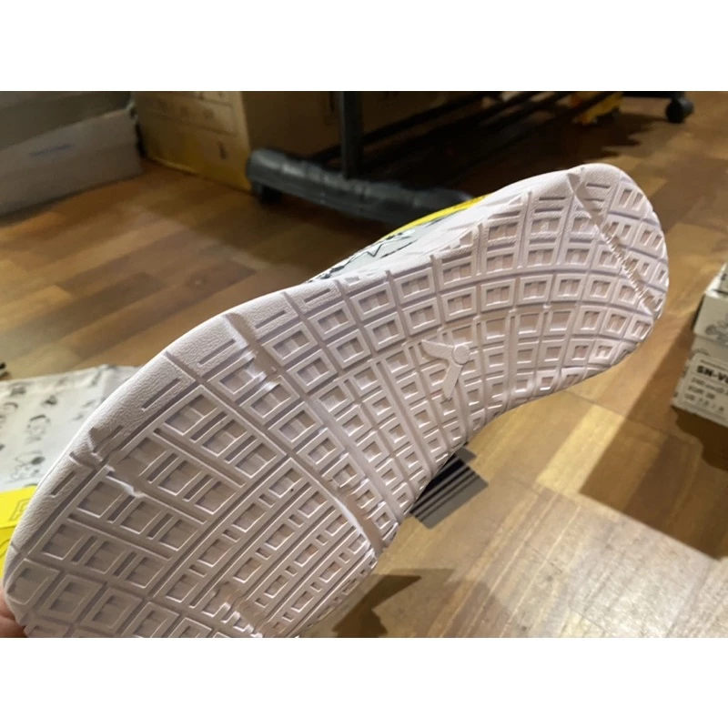 VICTOR X PEANUTS 聯名羽球鞋