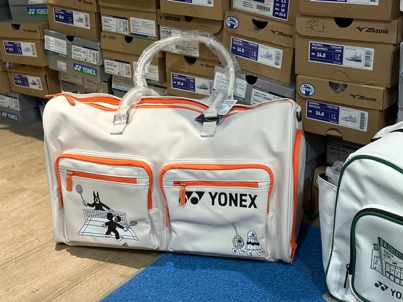 可愛國際版YONEX 橘色畫家聯名款 球包球袋側背月亮包。後背包。橢圓後背側背兩用球袋／側背梯型包
