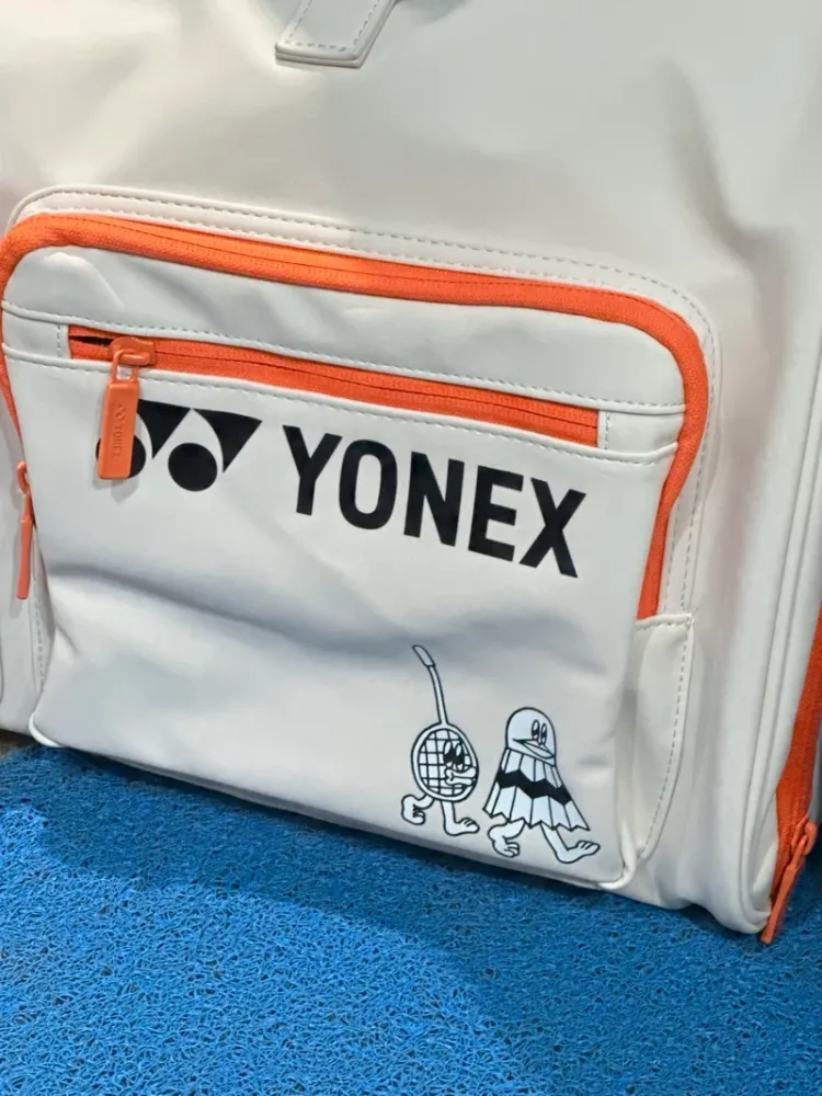 可愛國際版YONEX 橘色畫家聯名款 球包球袋側背月亮包。後背包。橢圓後背側背兩用球袋／側背梯型包