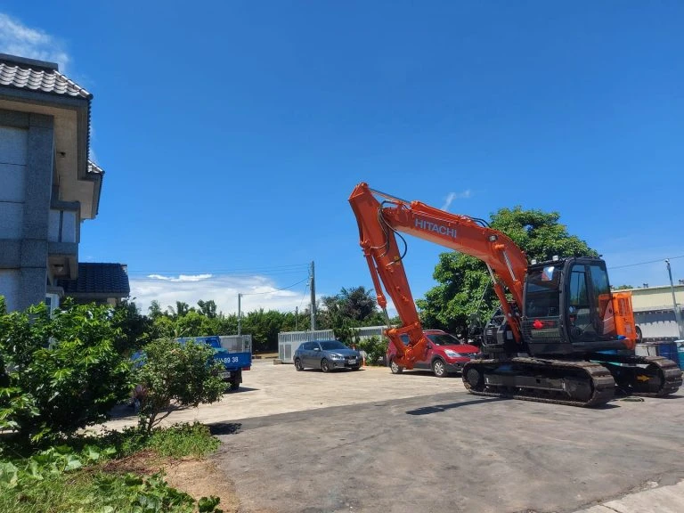 Hitachi ZX135US