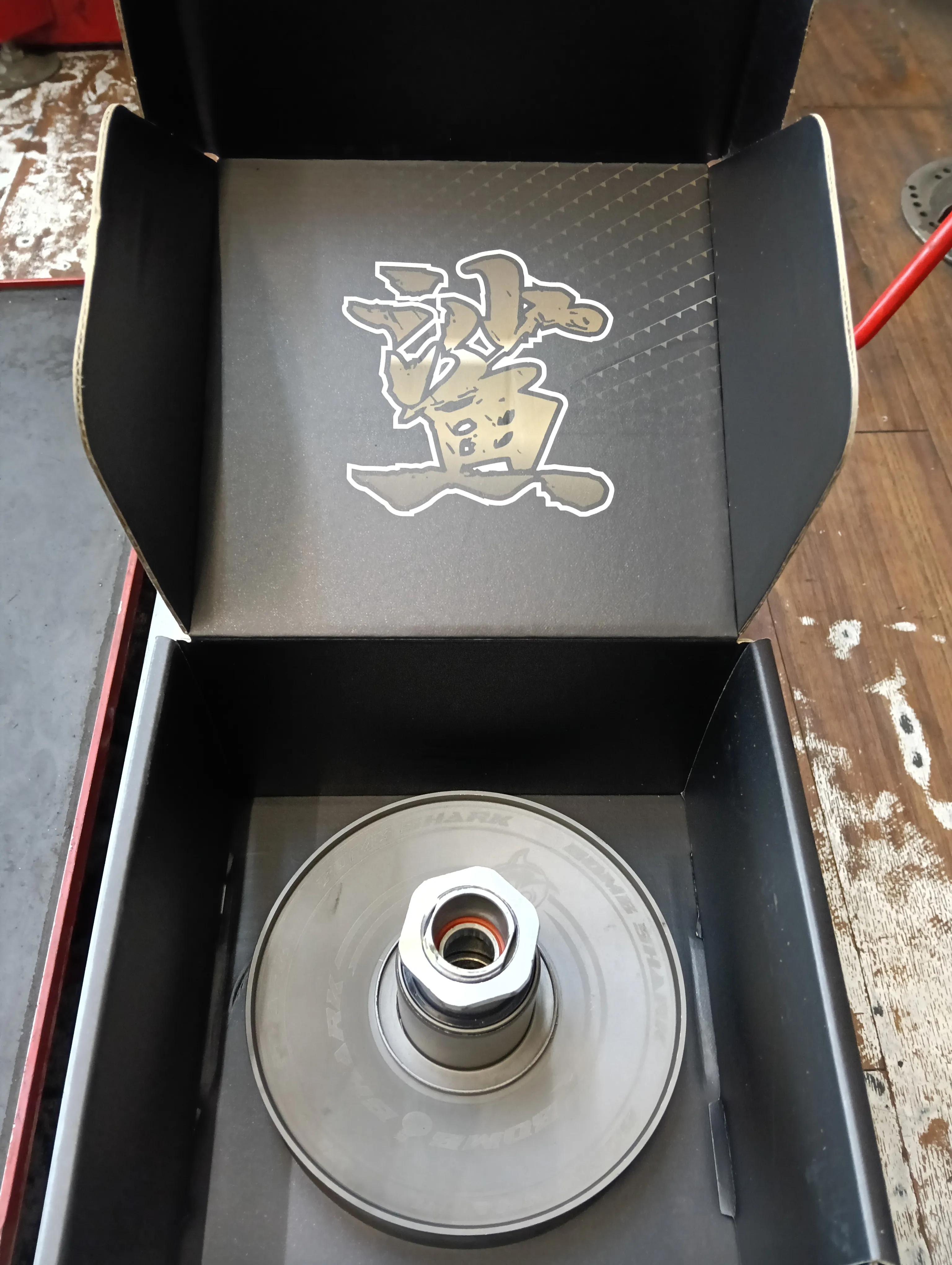 BombShark鐵製開閉盤