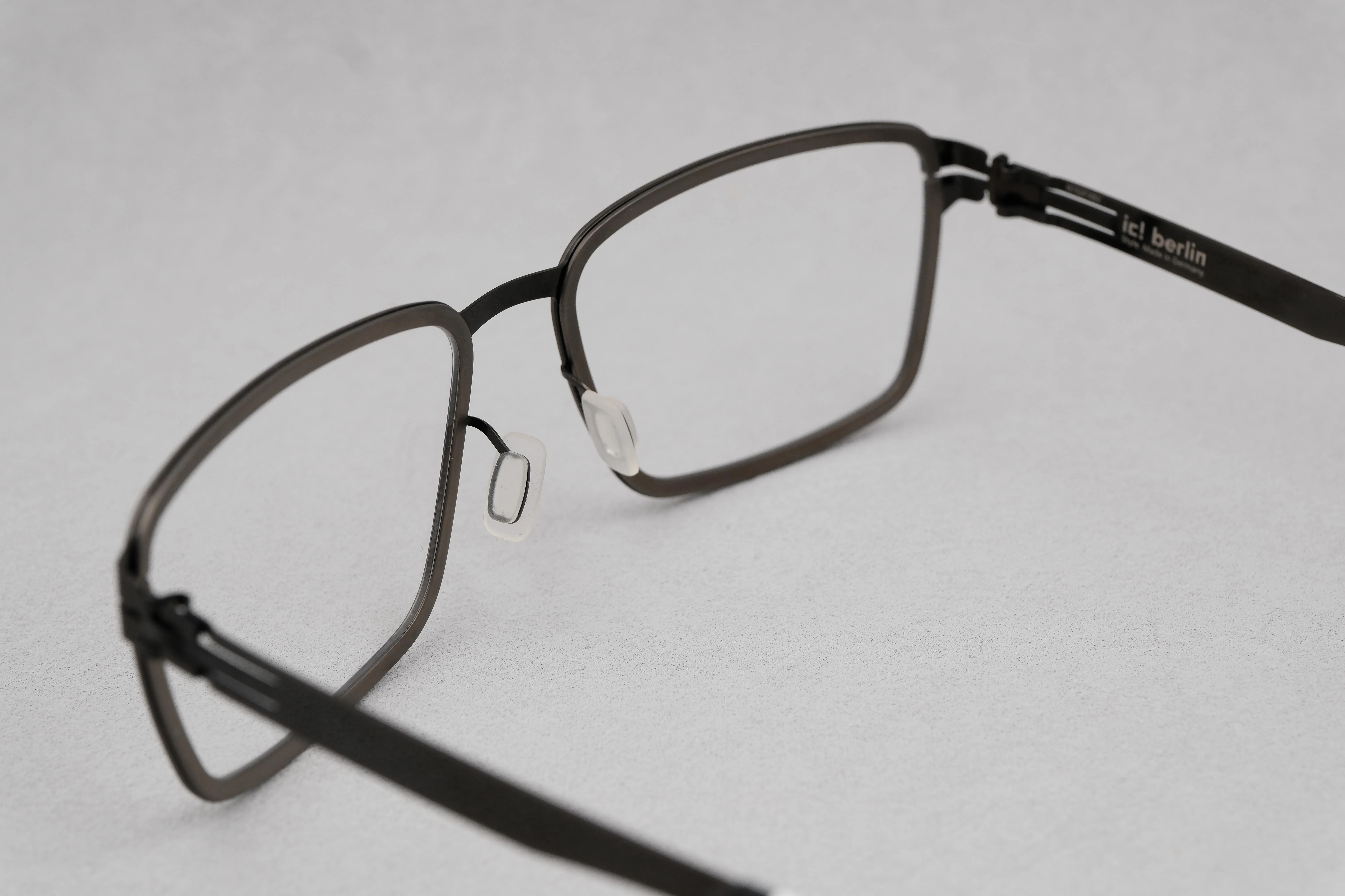 ic!berlin Silicon Graphite/Gun Meta