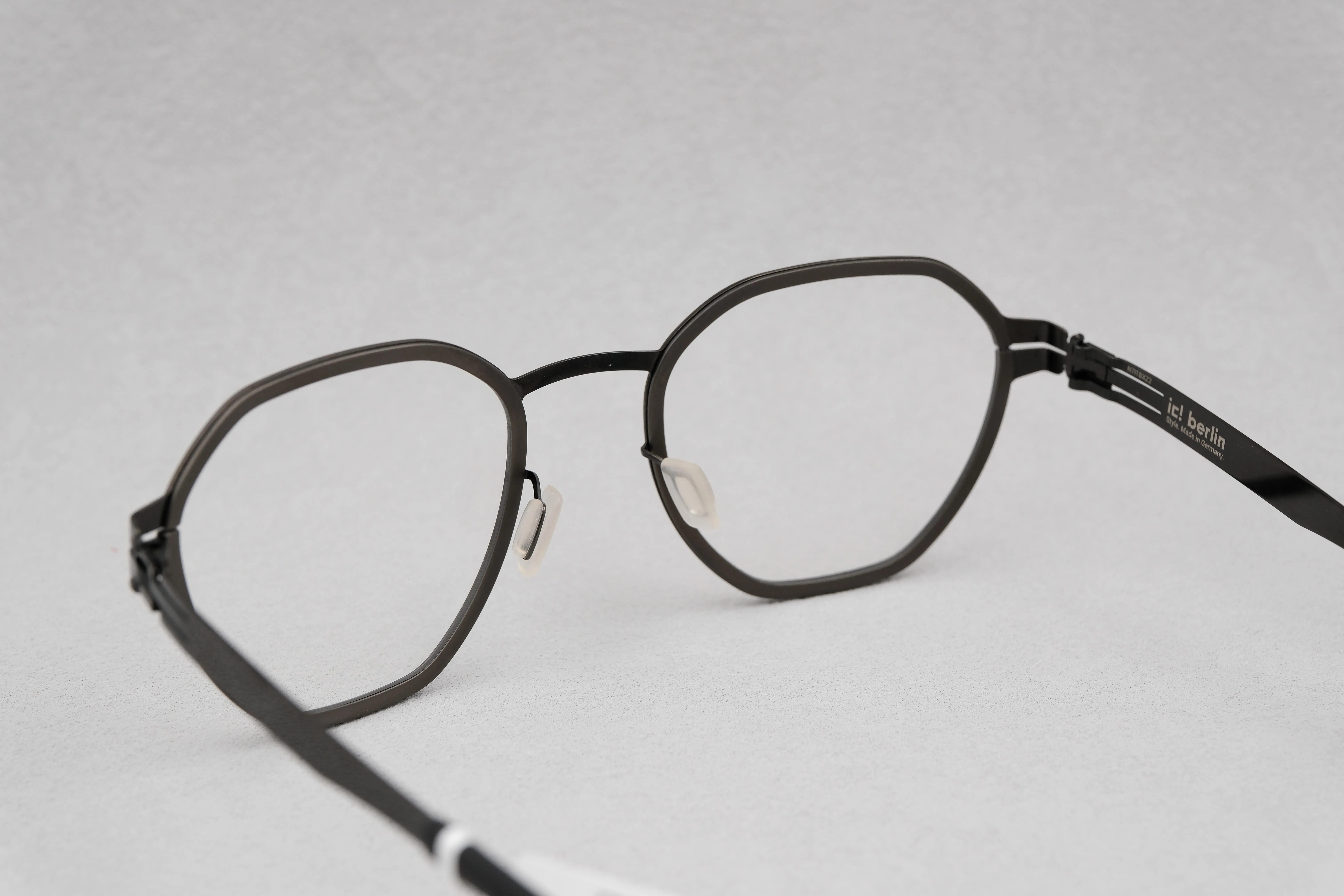 ic!berlin Carbon Graphite/Gun Metal