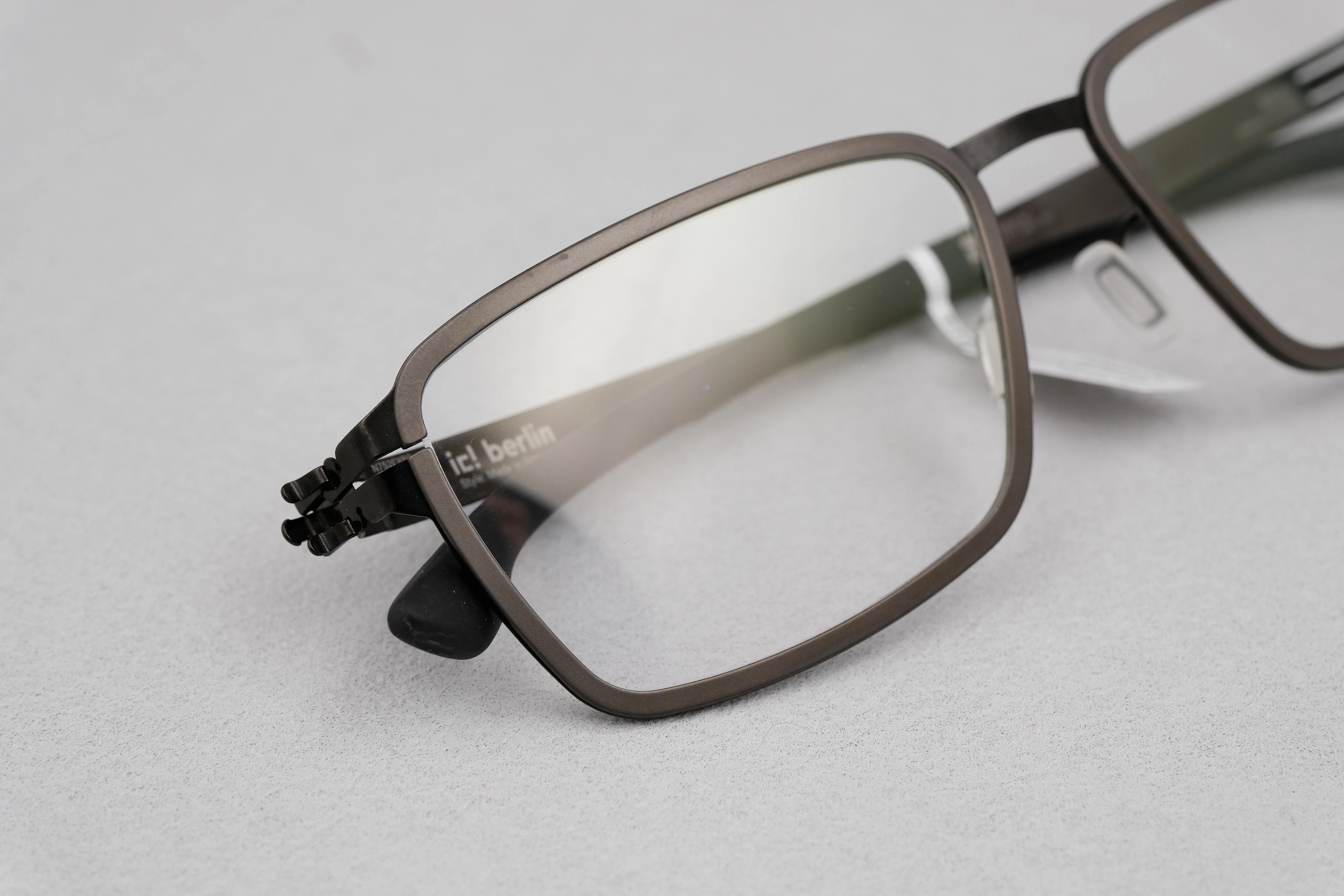 ic!berlin Silicon Graphite/Gun Meta