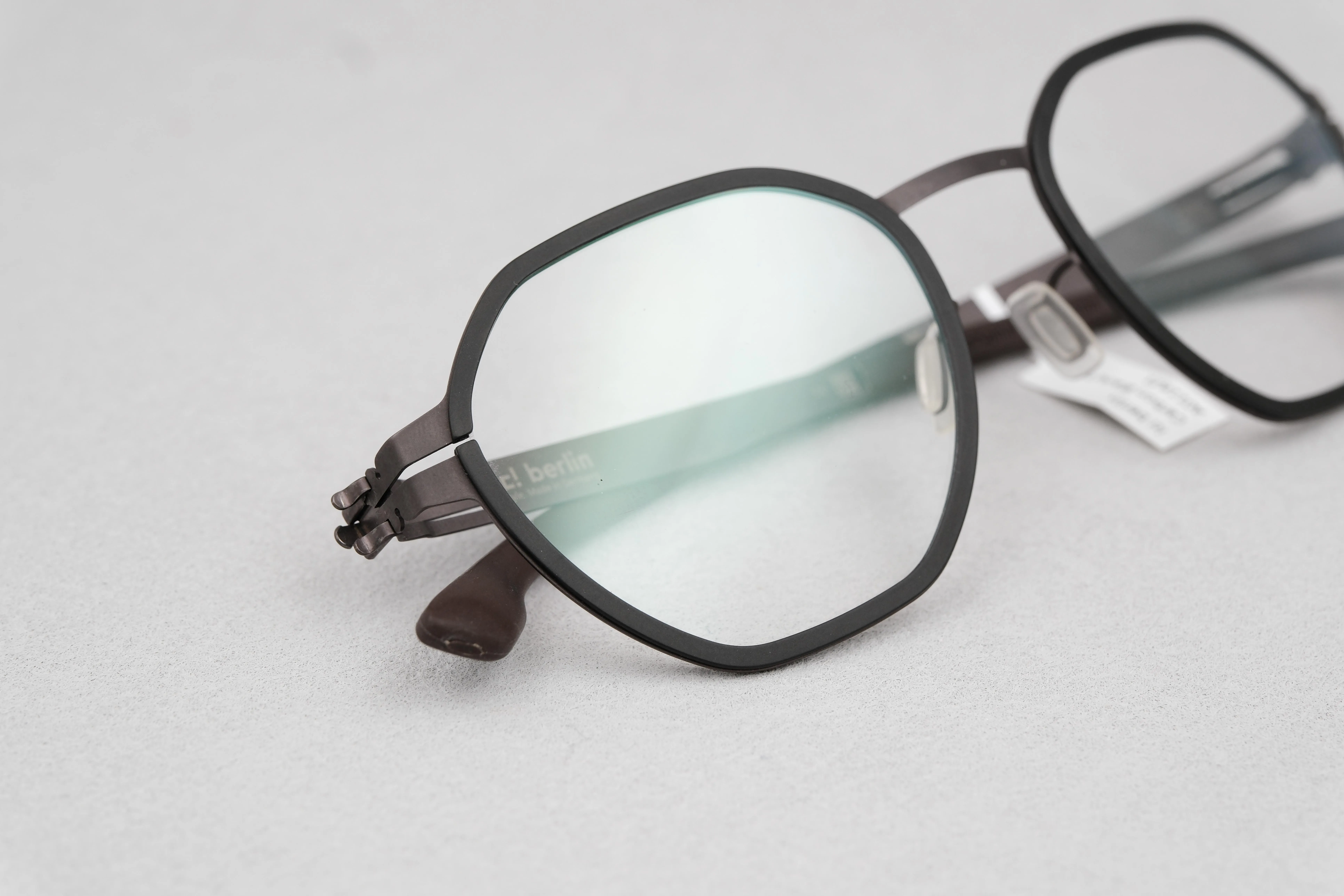 ic!berlin Carbon Black/Teak