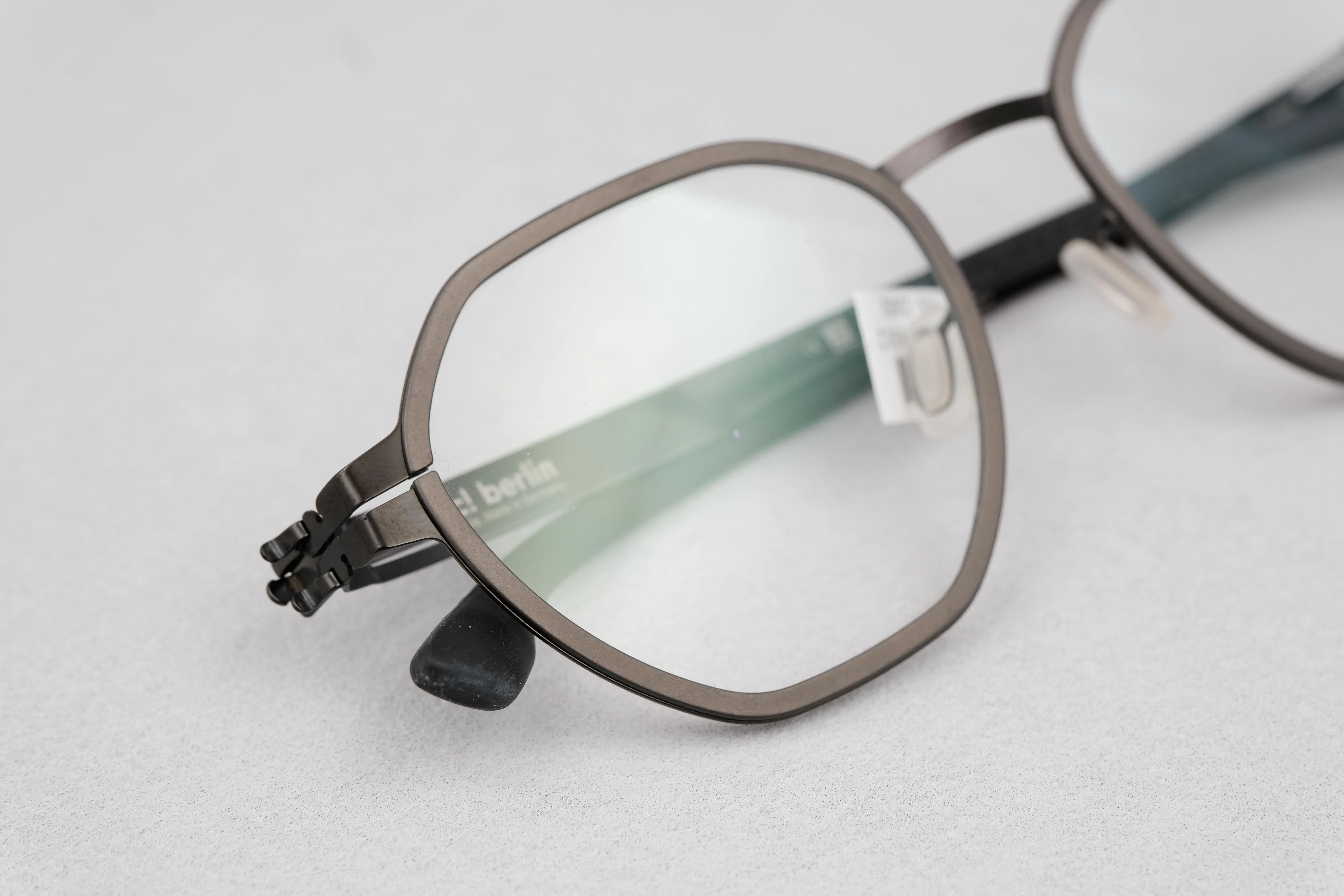 ic!berlin Carbon Graphite/Gun Metal