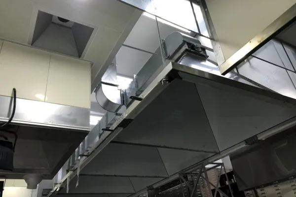 不銹鋼氣罩及風管吊裝實照