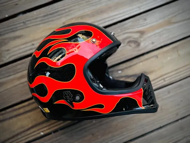 Hey Carlisle 全新發表 – 亮光黑紅烈焰