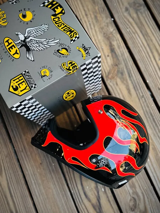 Hey Carlisle 全新發表 – 亮光黑紅烈焰