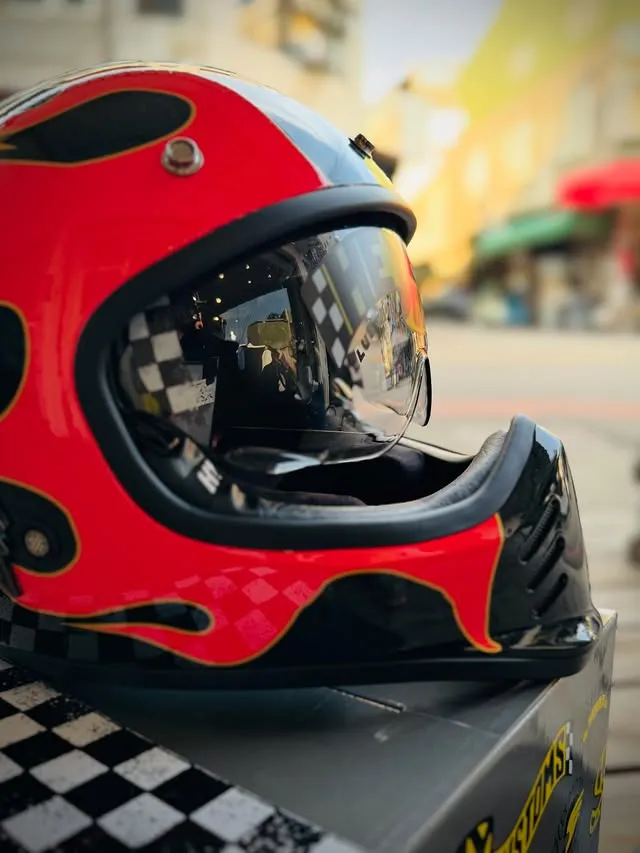 Hey Carlisle 全新發表 – 亮光黑紅烈焰