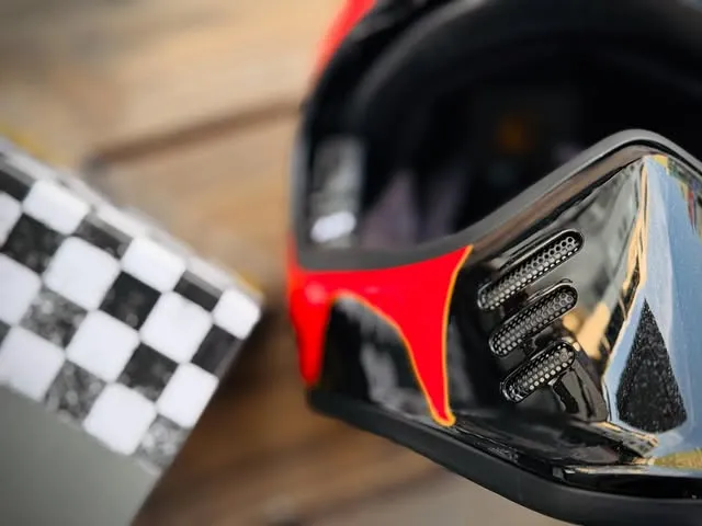 Hey Carlisle 全新發表 – 亮光黑紅烈焰