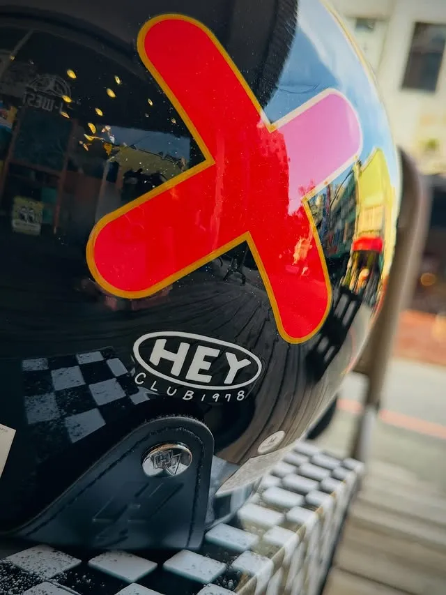 Hey Carlisle 全新發表 – 亮光黑紅烈焰