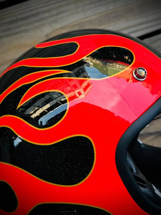 Hey Carlisle 全新發表 – 亮光黑紅烈焰