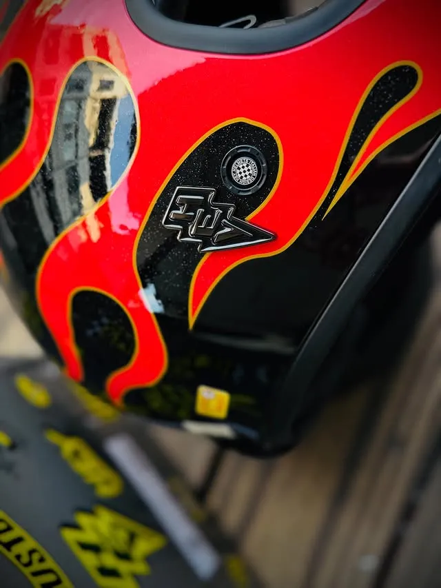 Hey Carlisle 全新發表 – 亮光黑紅烈焰