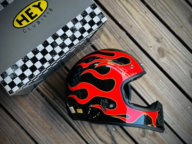 Hey Carlisle 全新發表 – 亮光黑紅烈焰