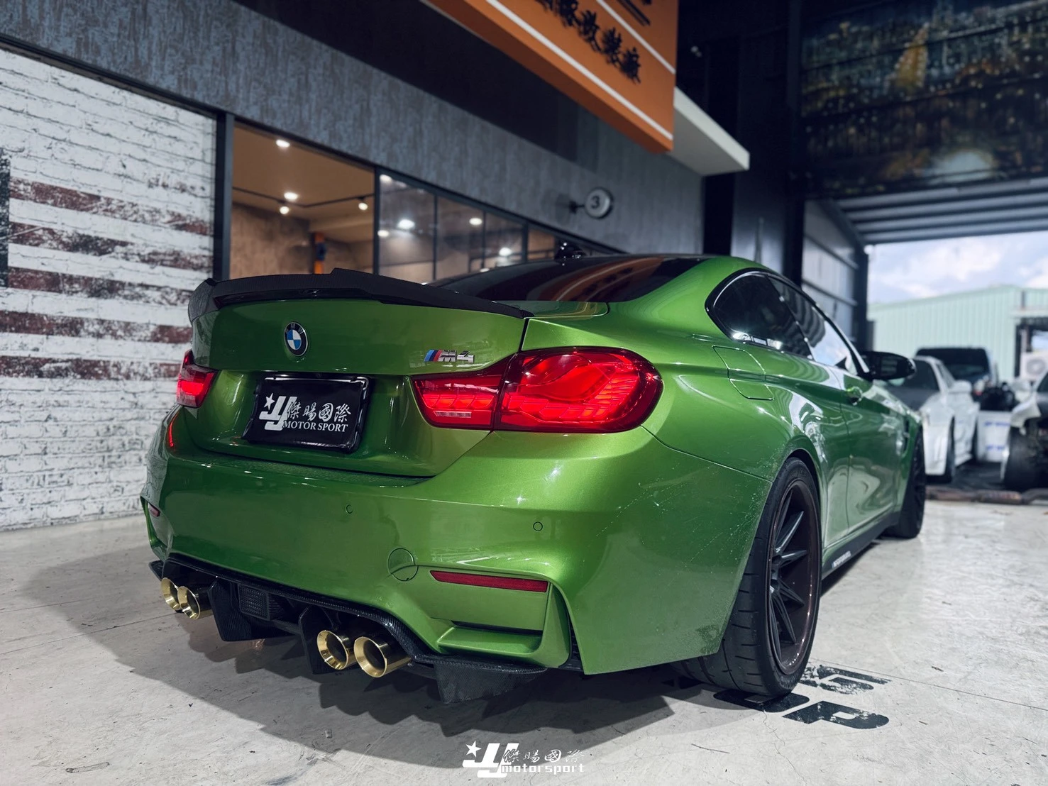 全新 寶馬 BMW F82 M4 升級 ARMYTRIX 電控 中尾段 排氣管+四出鍍金尾管