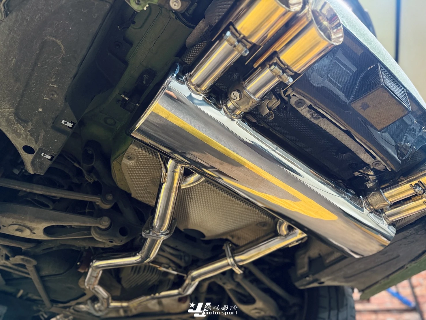 全新 寶馬 BMW F82 M4 升級 ARMYTRIX 電控 中尾段 排氣管+四出鍍金尾管