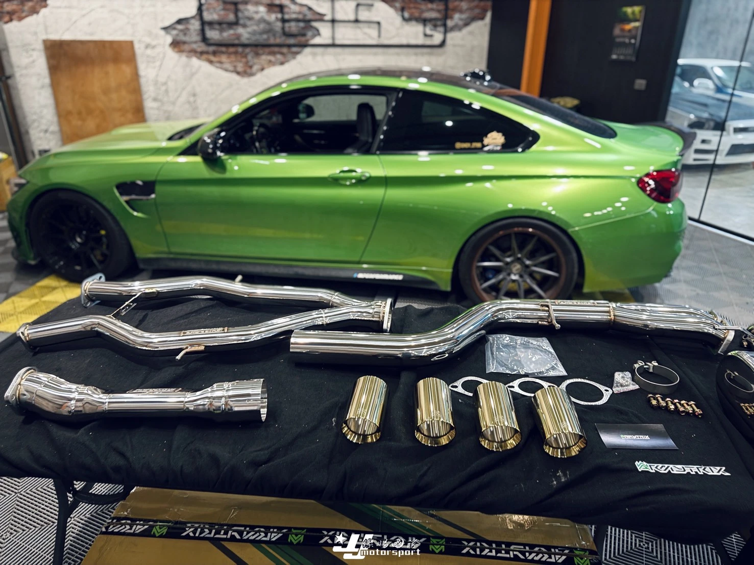 全新 寶馬 BMW F82 M4 升級 ARMYTRIX 電控 中尾段 排氣管+四出鍍金尾管