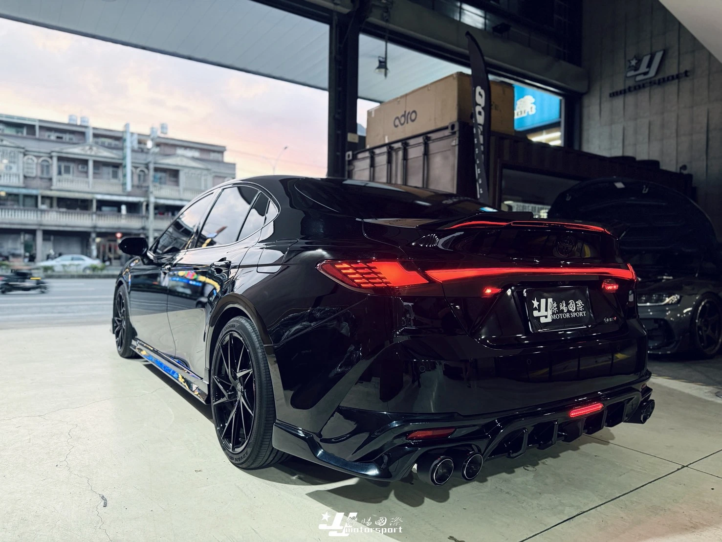 新 TOYOTA  CAMRY 9代 CAMRY9 2024 25 26- R款 後下巴 亮黑 含領航燈 三煞燈 含四出尾飾管