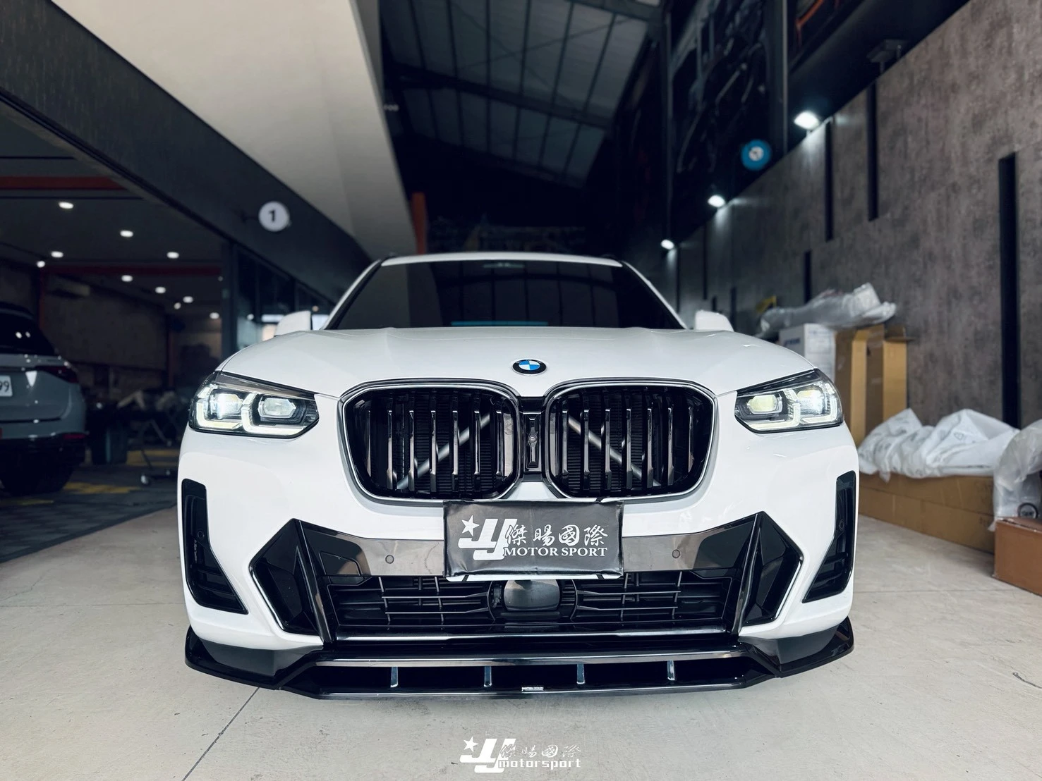 全新 BMW G01 X3 G02 X4 小改款 2022- 單槓亮黑 LED 發光 鼻頭 水箱罩