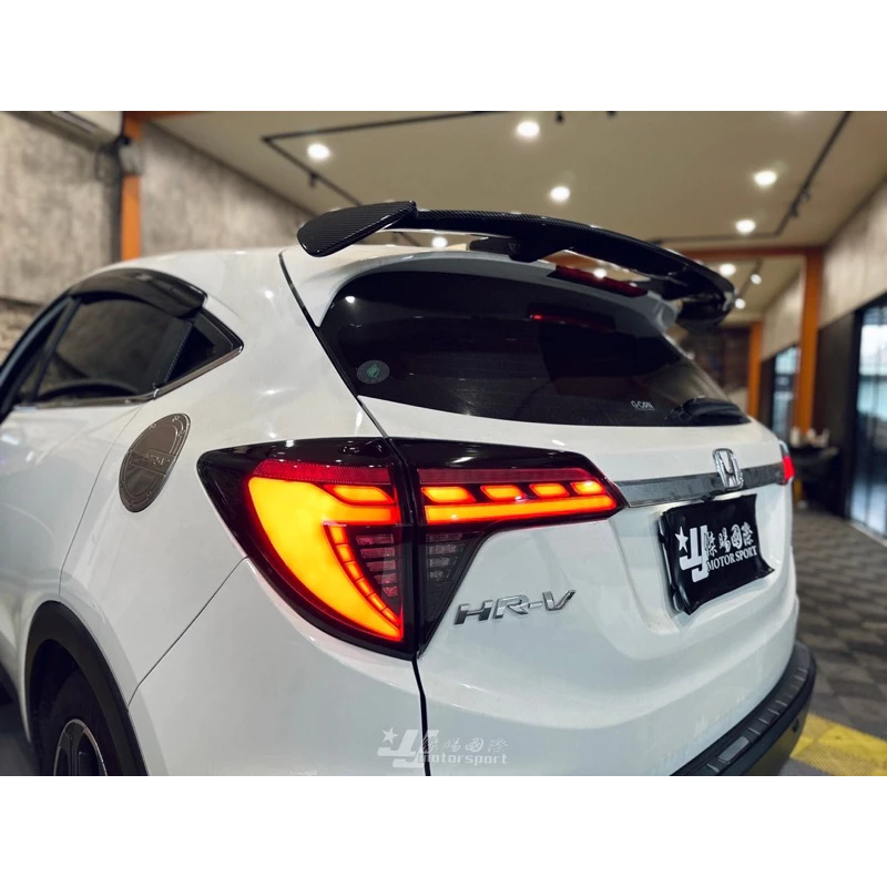 新款 HONDA HRV HR-V 龍麟 燻黑 呼吸動態 LED 光條光柱 流水方向燈 尾燈 後車燈