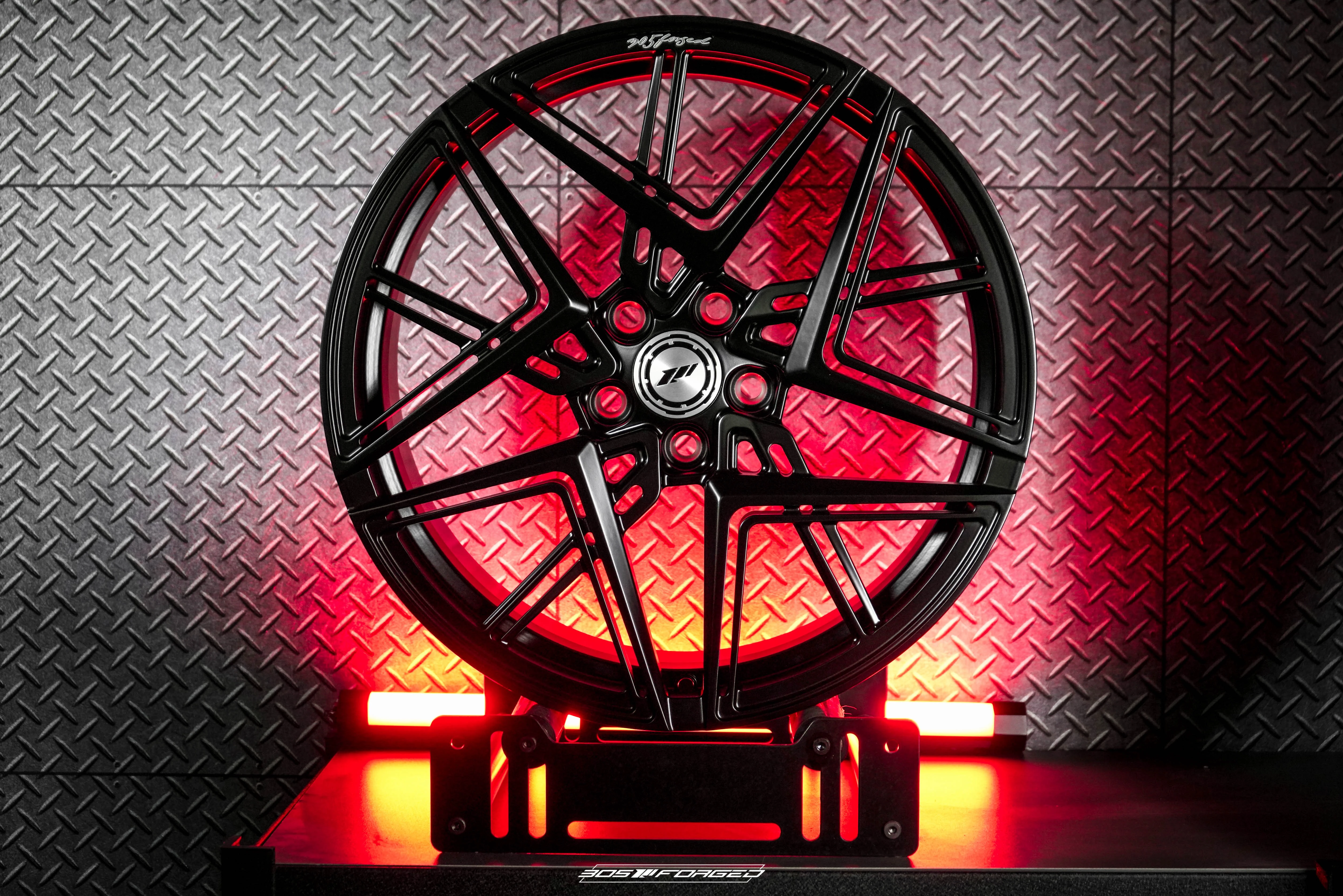 ◤ 305FORGED UF168 ◢ 單片式鍛造鋁圈  俐落多爪線條 × 左右璇戰鬥風格 輕量化高剛性設定